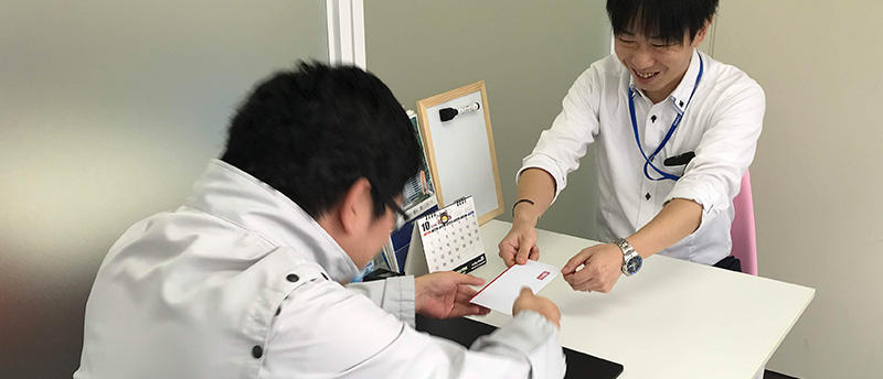 シニア歓迎のスタッフへの受領書チェック仕事